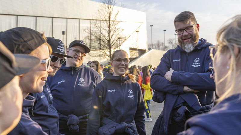 Anni Pohjanvirta ja Timo Pelkonen keskustelemassa Sisujengin urheilijoiden kanssa hyväntuulisina.